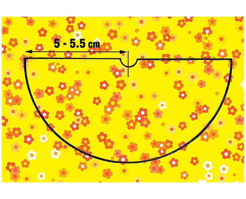 Koni gövde için çiçek desenli sarı kağıda çizilmiş yarım daire kalıbı, 5–5,5 cm ölçü işaretli