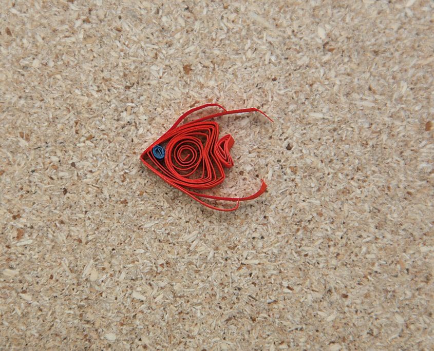 Kıvrık kırmızı şerit yüzgeçleri ve mavi gözüyle tamamlanmış quilling balık