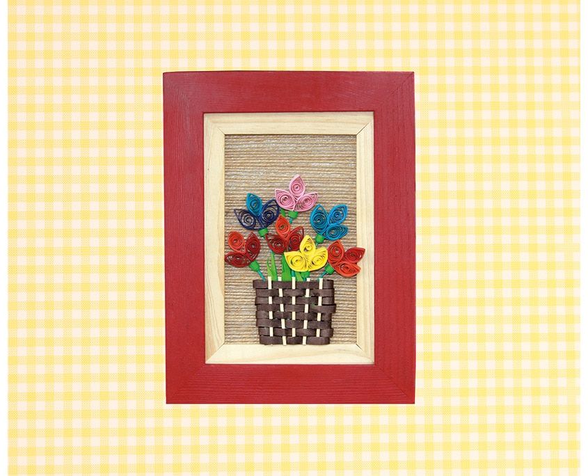 Quilling lale çerçeve: kırmızı çerçevede kahverengi sepetten yükselen renkli kağıt laleler