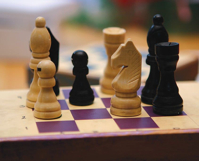 Mor damalı küçük tahtada ahşap piyon, at, kale ve fil taşları yakından
