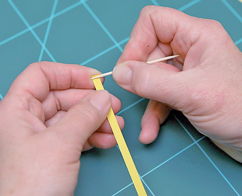 Sarı quilling şeridinin ucu kürdanın yarığına takılıp sarılmaya başlanıyor