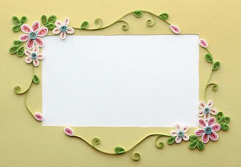 Sarı zeminde beyaz boşluğu çevreleyen pembe quilling çiçekler ve yeşil kıvrık dallardan çerçeve