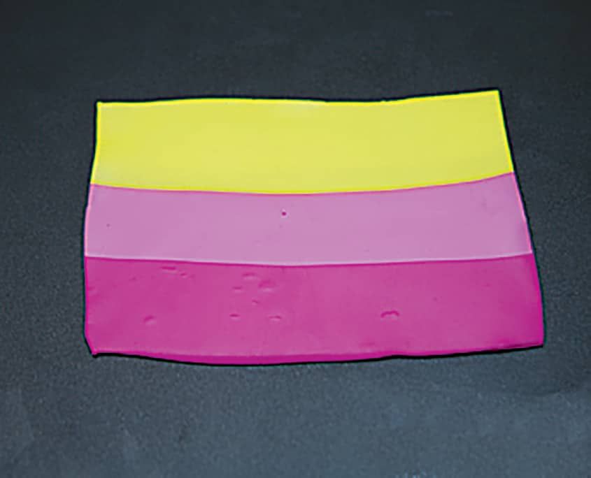 Sarı, açık pembe ve fuşya şeritlerden oluşan düz polimer kil levha
