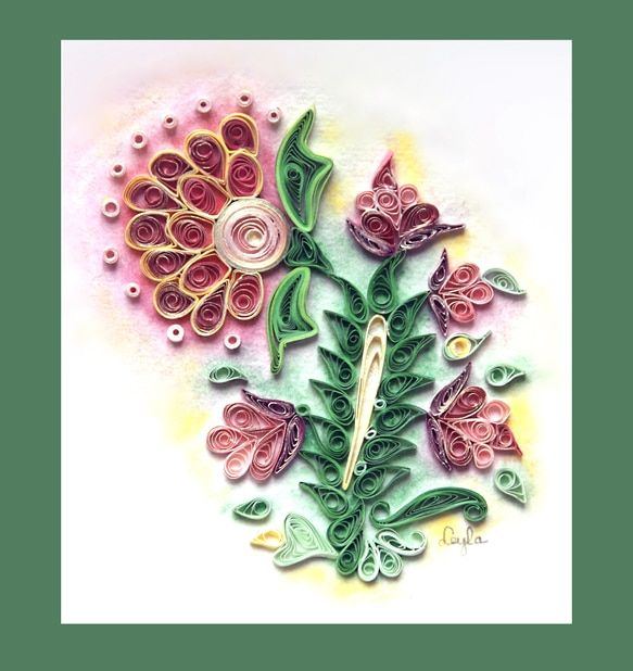 Quilling çalışmalarında püf noktaları: pembe, bordo ve yeşil kağıt dolama çiçeklerden buket tablosu