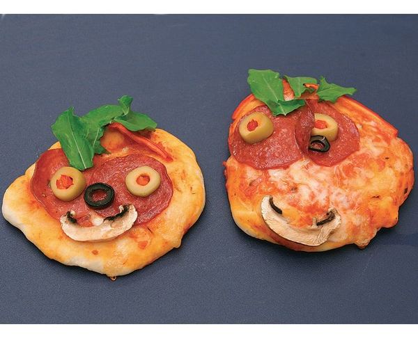 Mini gülen pizzalar: zeytin gözlü, mantar ağızlı, salamlı ve roka saçlı iki küçük pizza