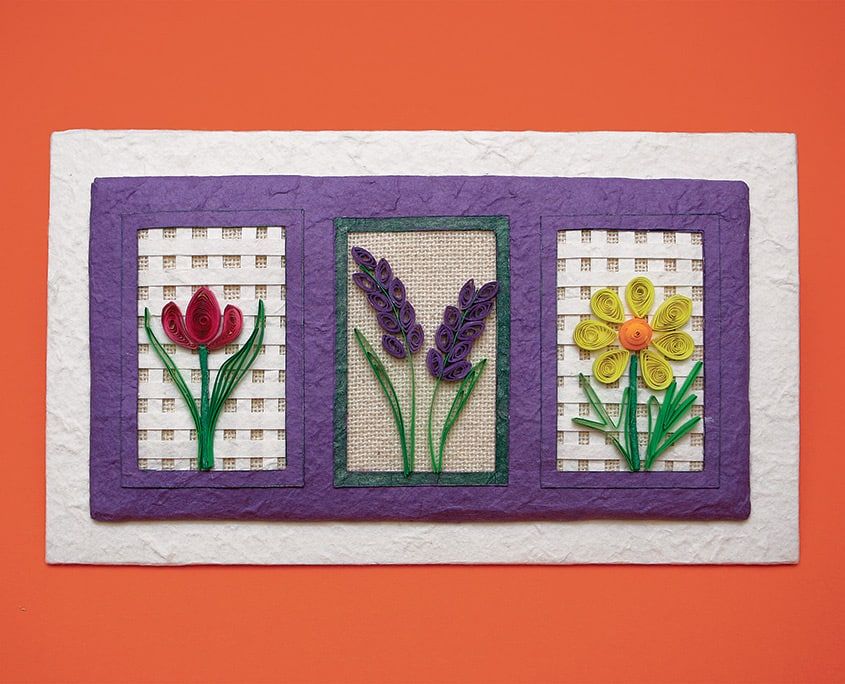 Quilling lavanta çerçeve: mor paspartunun üç penceresinde lale, lavanta ve sarı nergis