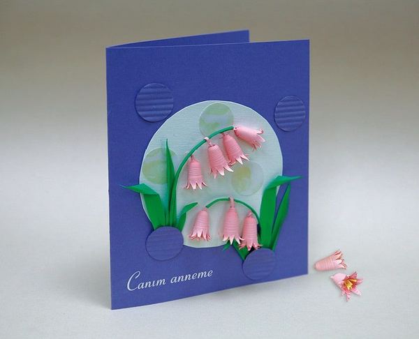 Quilling çiçek kart: lacivert kartta yeşil saplı pembe çan çiçekleri ve Canım annem yazısı