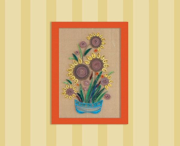 Quilling çiçek pano: turuncu çerçevede mavi vazodan taşan kahverengi ve sarı kağıt dolama çiçekler