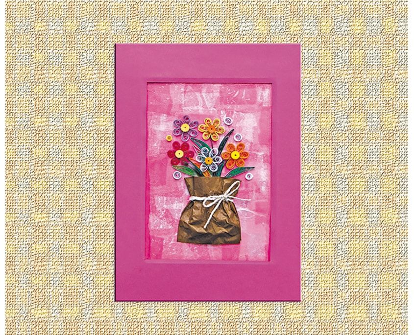 Quilling çiçek çerçeve: pembe paspartu içinde kahverengi saksıdan taşan renkli kağıt dolama çiçekler