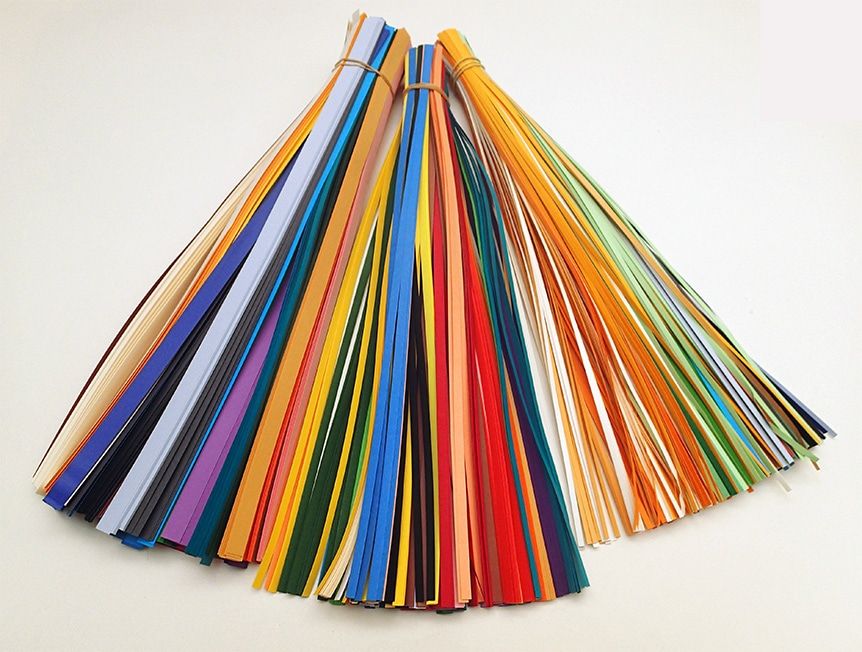 Yelpaze gibi açılmış, onlarca renkte ince quilling kağıt şeridi demeti