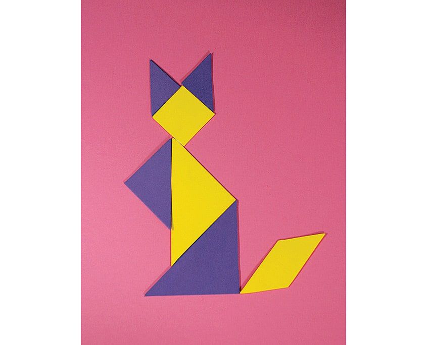Sarı ve lacivert tangram parçalarından oturan kedi figürü, paralelkenar kuyruklu