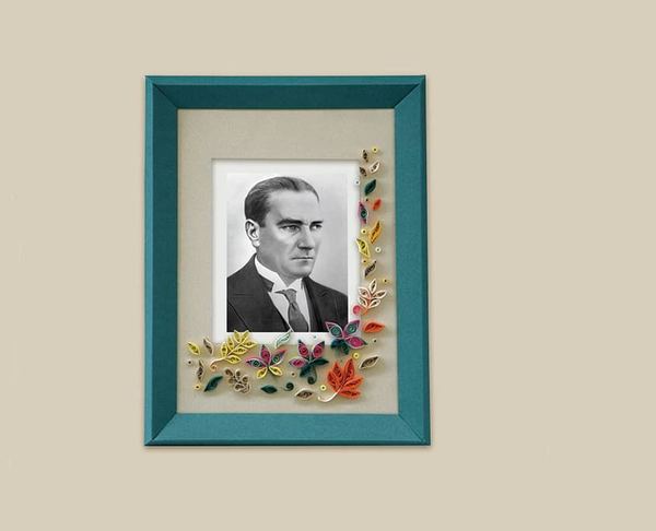 Quilling çerçeve: yeşil çerçevede Atatürk portresi, kenarlarında kağıt dolama çiçek ve yapraklar