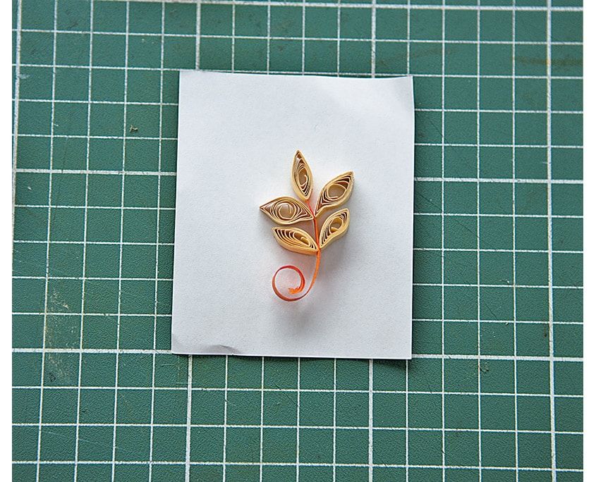 Pembe, turuncu ve sarı tonlu küçük quilling dalı, kıvrık sap ile beyaz kart üzerinde