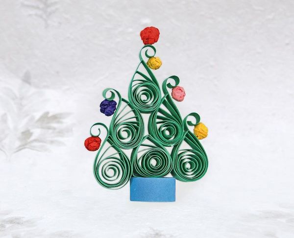 Quilling ile yeni yıl ağacı: yeşil spiral rulolardan çam ağacı, renkli yuvarlak süsler ve mavi saksı