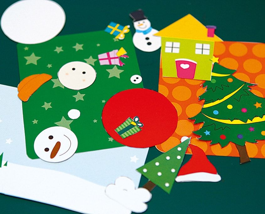 Renkli basılmış şablondan kesilen kardan adam yüzleri, ev, çam ağacı, hediye paketi ve Noel Baba şapkası