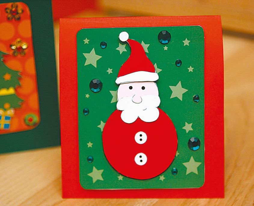 Kırmızı kart üzerinde yeşil pano, yuvarlak gövdeli kağıt Noel Baba, yıldızlar ve pullarla süslenmiş
