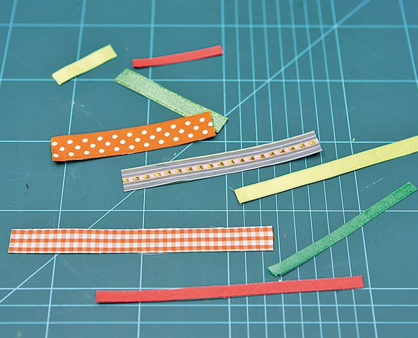 Kareli, puantiyeli, çizgili ve düz renkli kurdele parçaları farklı boylarda kesilmiş halde
