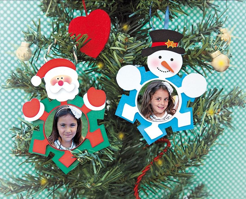Çam ağacında asılı fotoğraflı yeni yıl süsleri: Noel Baba ve kardan adam figürlü kar tanesi süsler