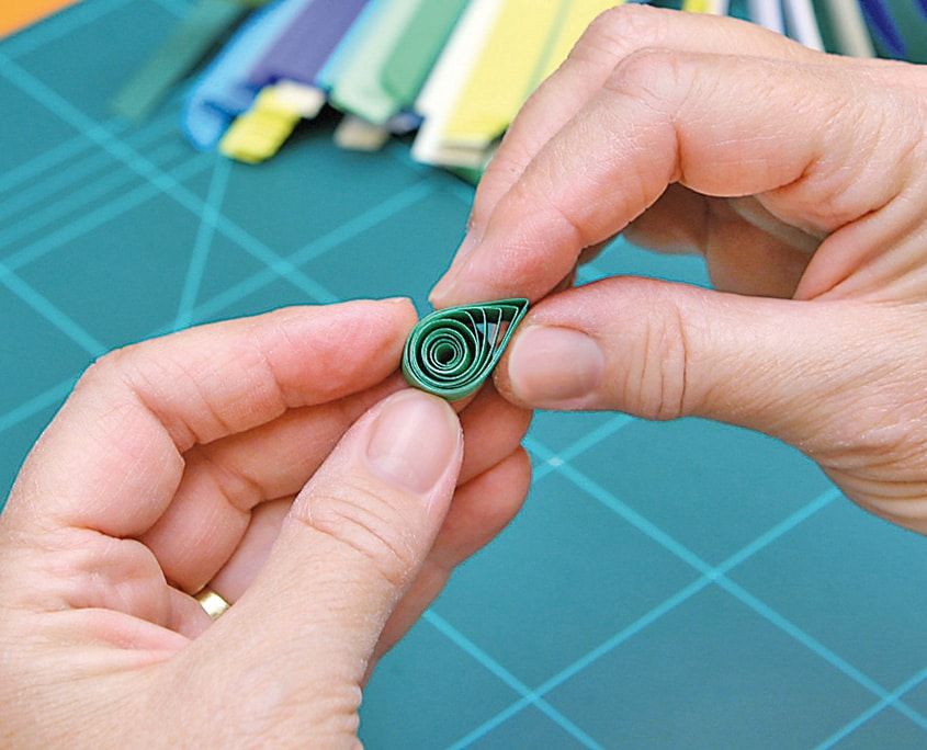 Ucu sivri, içi spiral kıvrımlı tamamlanmış büyük yeşil quilling damlası