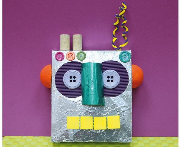 Ben Bir Robotum robot maske: folyo kaplı kutu, düğme gözler, rulo burun, sarı kare dişler ve spiral anten
