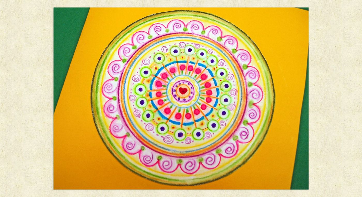 Nostaljik mandala: sarı kağıtta pembe, yeşil ve mavi noktalı halkalarla boyanmış dairesel mandala