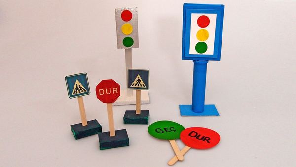 Trafik işaretleri: ahşap ayaklı karton yaya geçidi ve dur levhaları, trafik lambaları ve dur-geç lolipopları