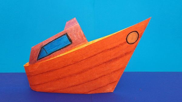 Turuncu tahta desenli kağıttan katlanmış origami tekne, mavi pencereli kabin ve yuvarlak lomboz