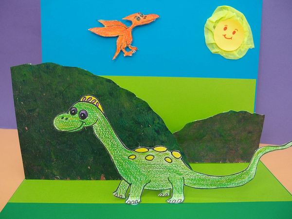 3D resim: katmanlı yeşil tepelerin önünde uzun boyunlu yeşil dinozor, gökte uçan turuncu dinozor ve güneş