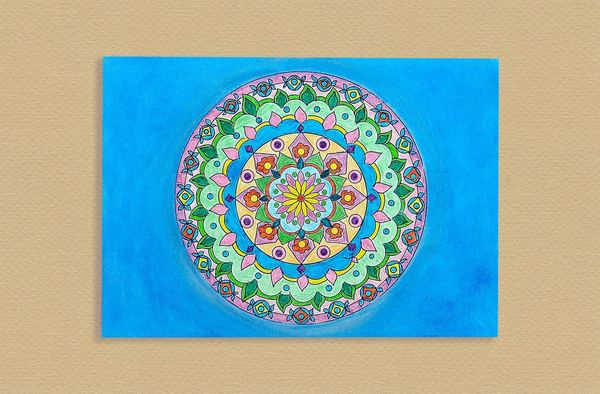 Mandala çizim ve boyama III: parlak mavi kağıtta yeşil, pembe ve sarı tonlarda boyanmış dairesel mandala