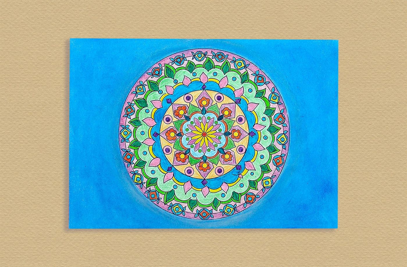 Mandala çizim ve boyama III: parlak mavi kağıtta yeşil, pembe ve sarı tonlarda boyanmış dairesel mandala