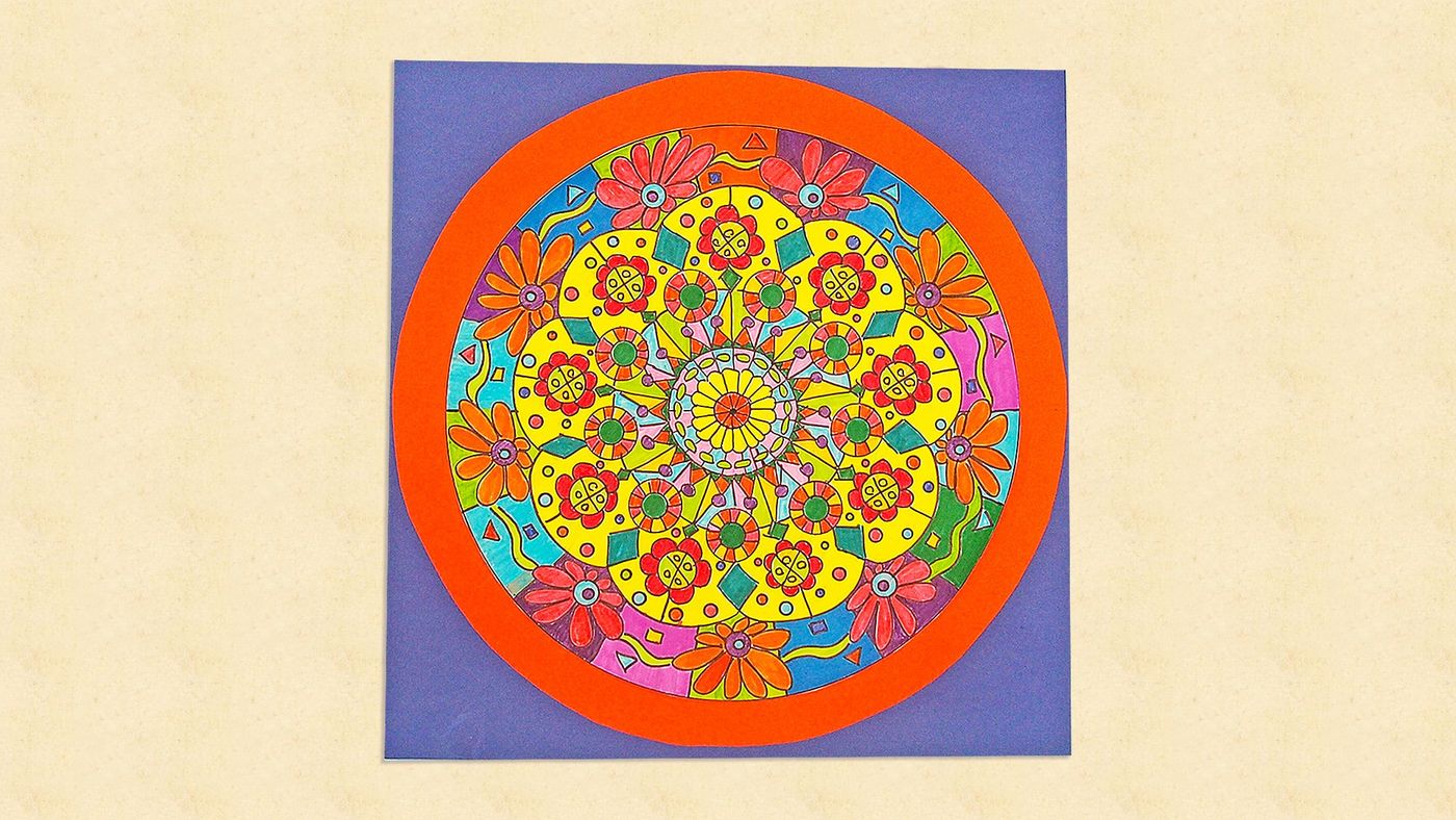 Mandala çizim ve boyama II: mavi kare üstünde turuncu çerçeveli, sarı, pembe ve mavi çiçekli boyanmış mandala