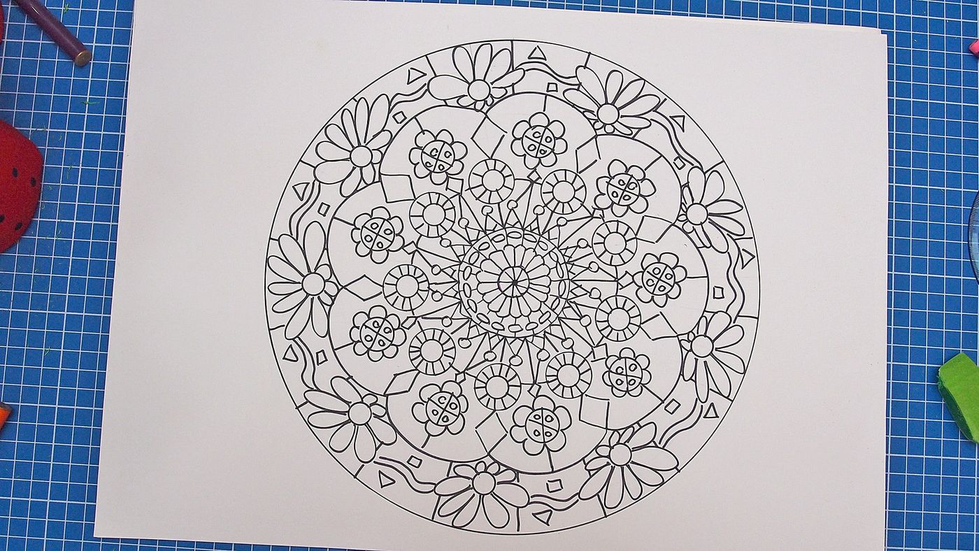 Halkalar halinde çiçek motifleriyle tamamlanmış siyah hatlı mandala çizimi, boyamaya hazır