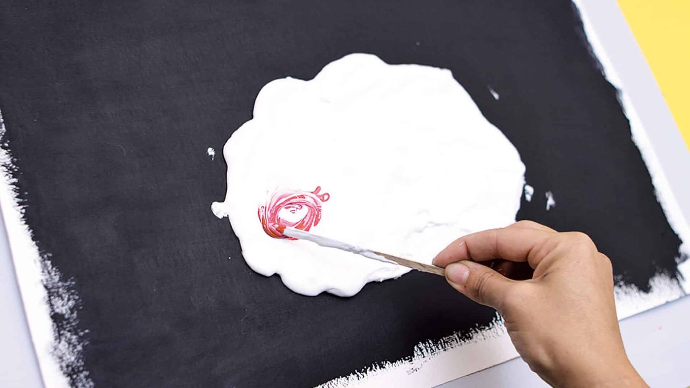 Beyaz tutkalın üzerine damlatılan pembe boya çubukla kıvrılarak desenleniyor