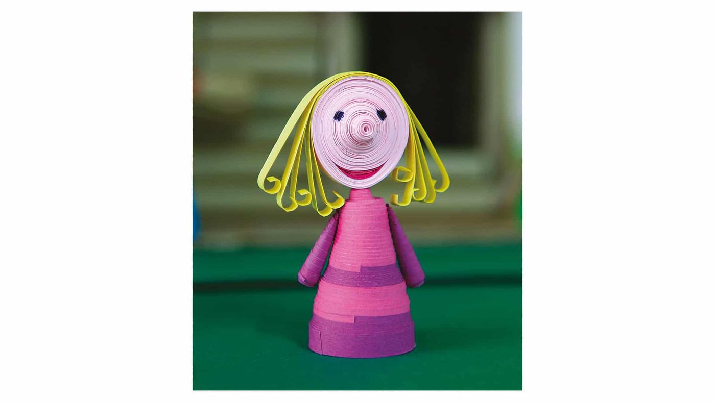Pembe kağıt şeritlerden quilling kız kukla: sarı kıvrık saçlar, yuvarlak yüz ve koni biçimli gövde