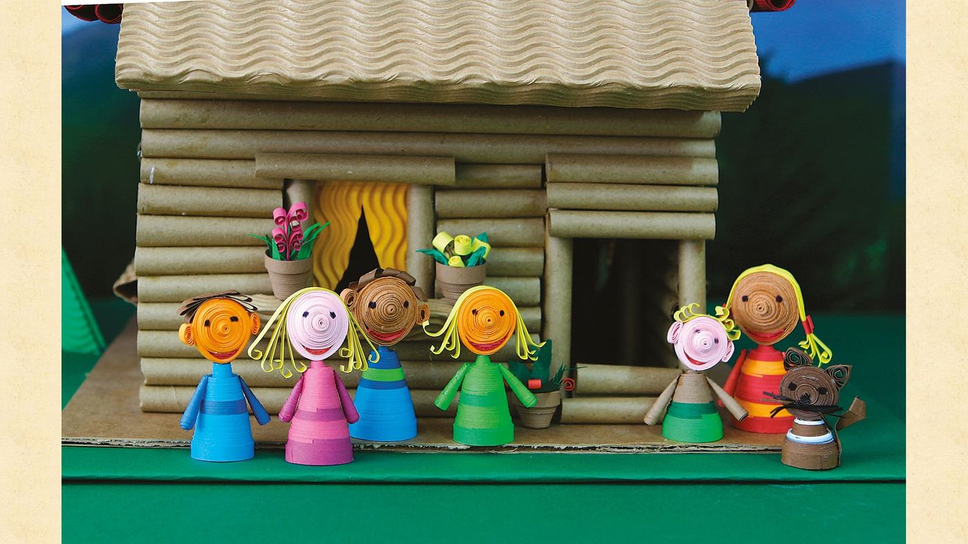 Tamamlanmış 3D quilling kuklalar ailesi: oluklu mukavvadan evin önünde dizilmiş kuklalar ve kedi