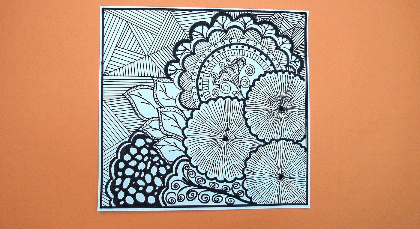 Turuncu kartona yapıştırılmış kare doodle çizimi siyah-beyaz, çiçek biçimli daireler ve çizgi alanlar