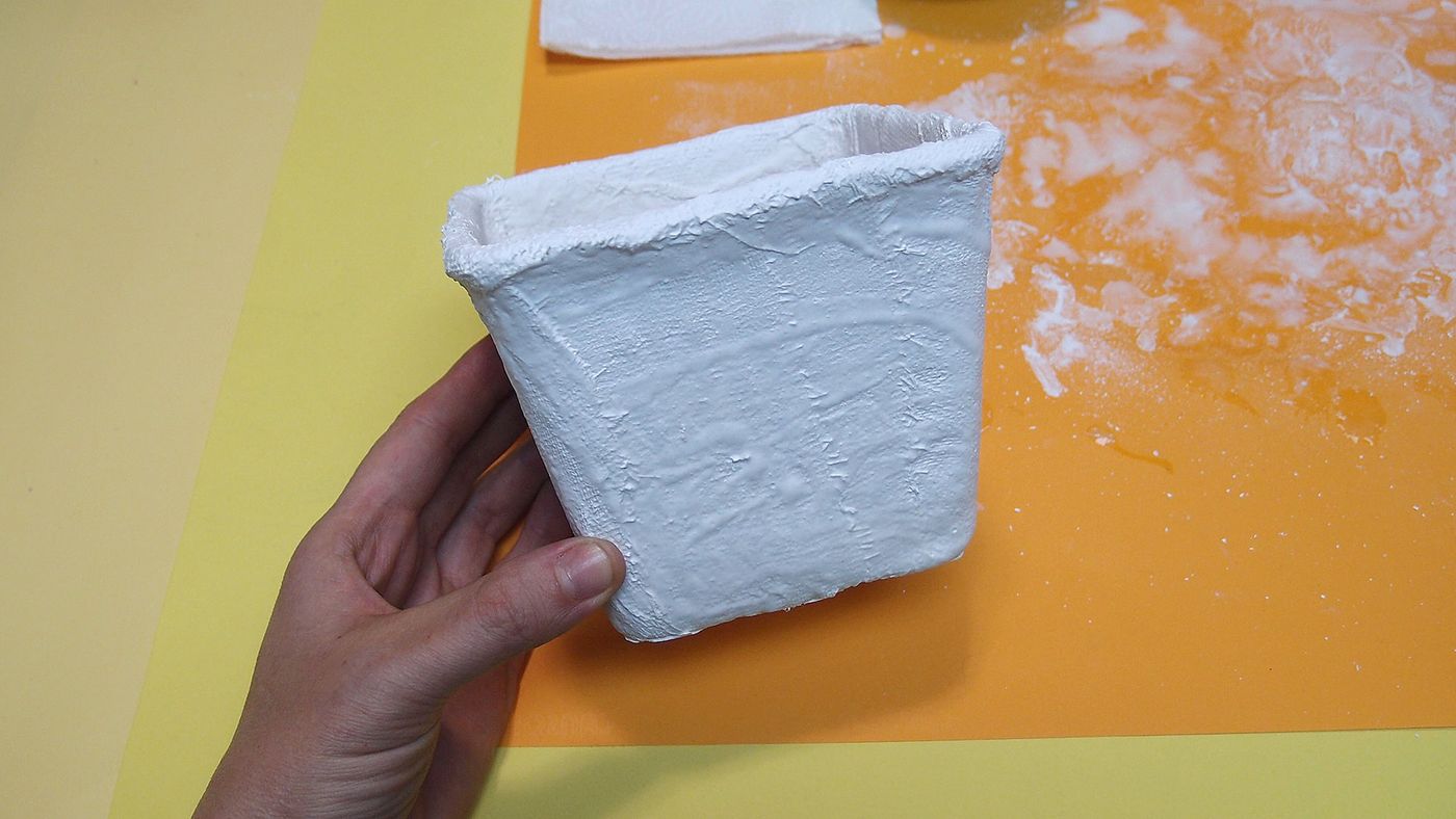 Sargı bezi kaplı saksının eğik açıdan görünümü, iç kenarları da kaplanmış