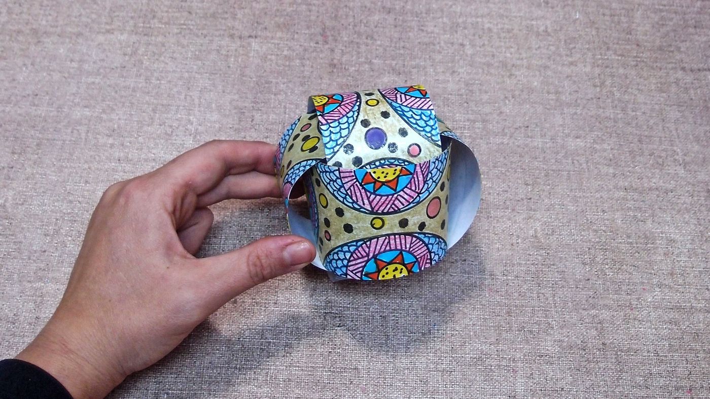 Yeni halkalar eklendikçe desen topu yuvarlak biçim almaya başlıyor
