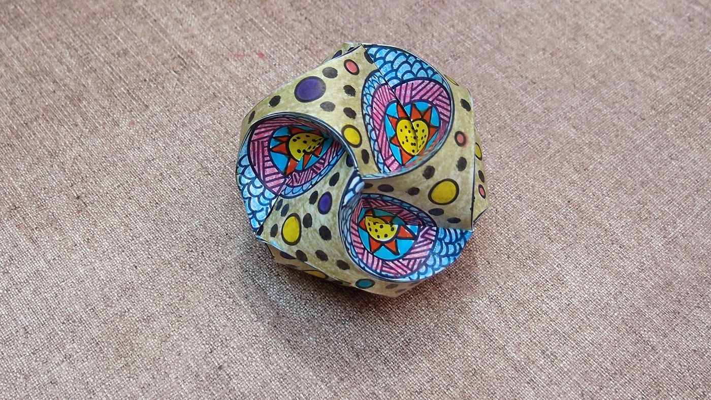 Bitmiş desen topunun başka bir yüzü, noktalı sarı şeritler ve mavi çiçek desenleri