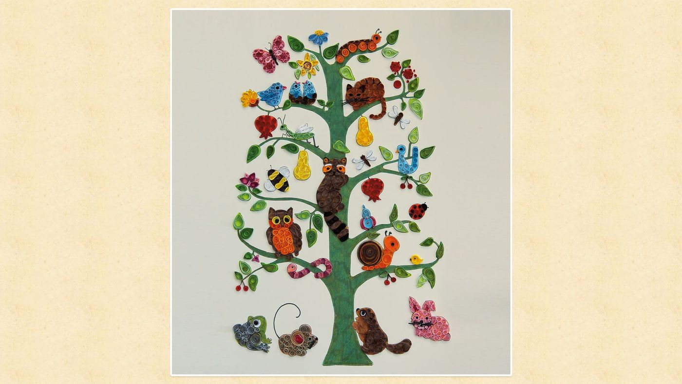 Tamamlanmış hayat ağacı quilling tablosu: dalları kağıt dolama hayvan, meyve ve yapraklarla dolu