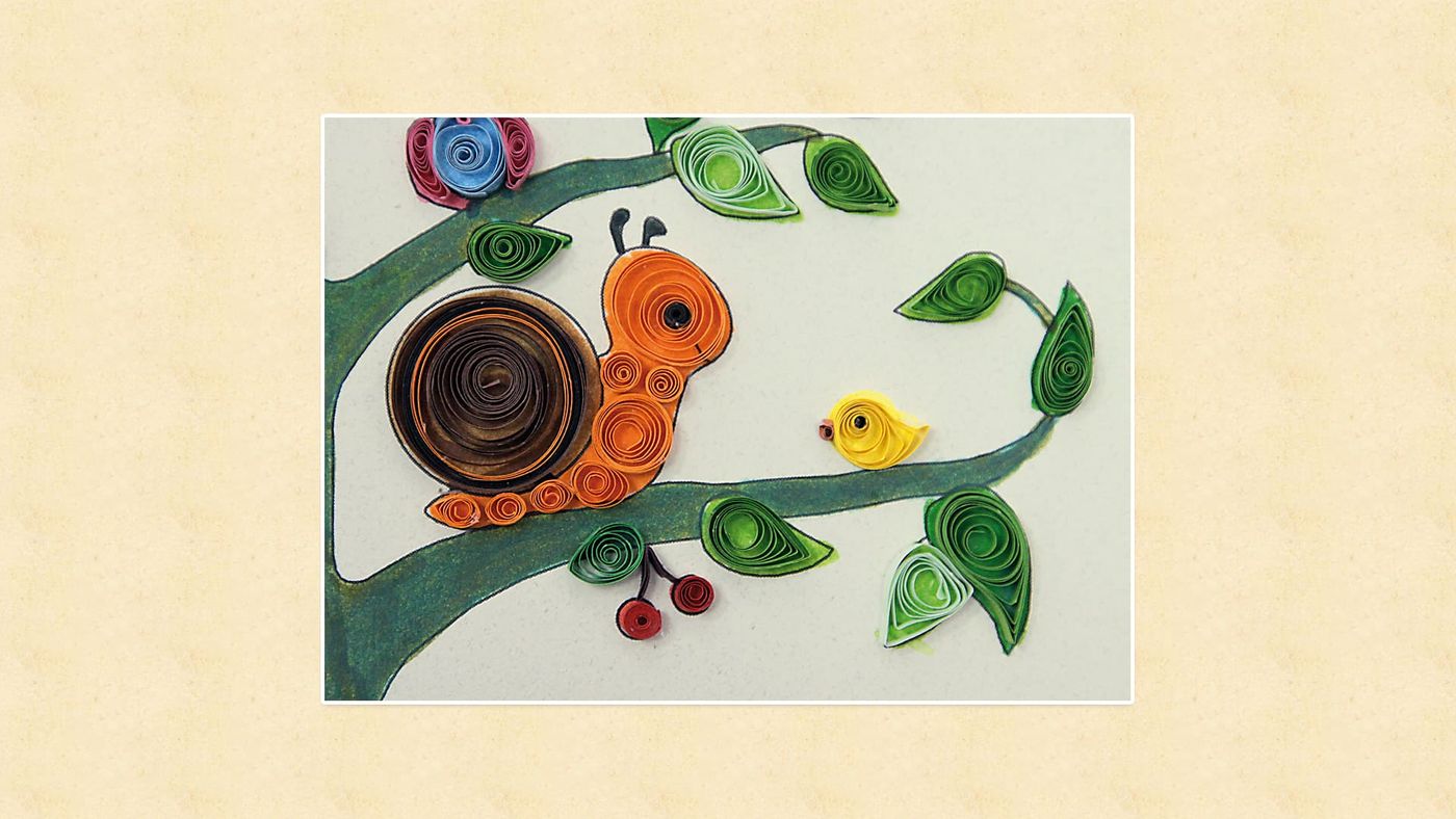 Ağaç dalında quilling tekniğiyle yapılmış kahverengi kabuklu turuncu salyangoz ve sarı kuş