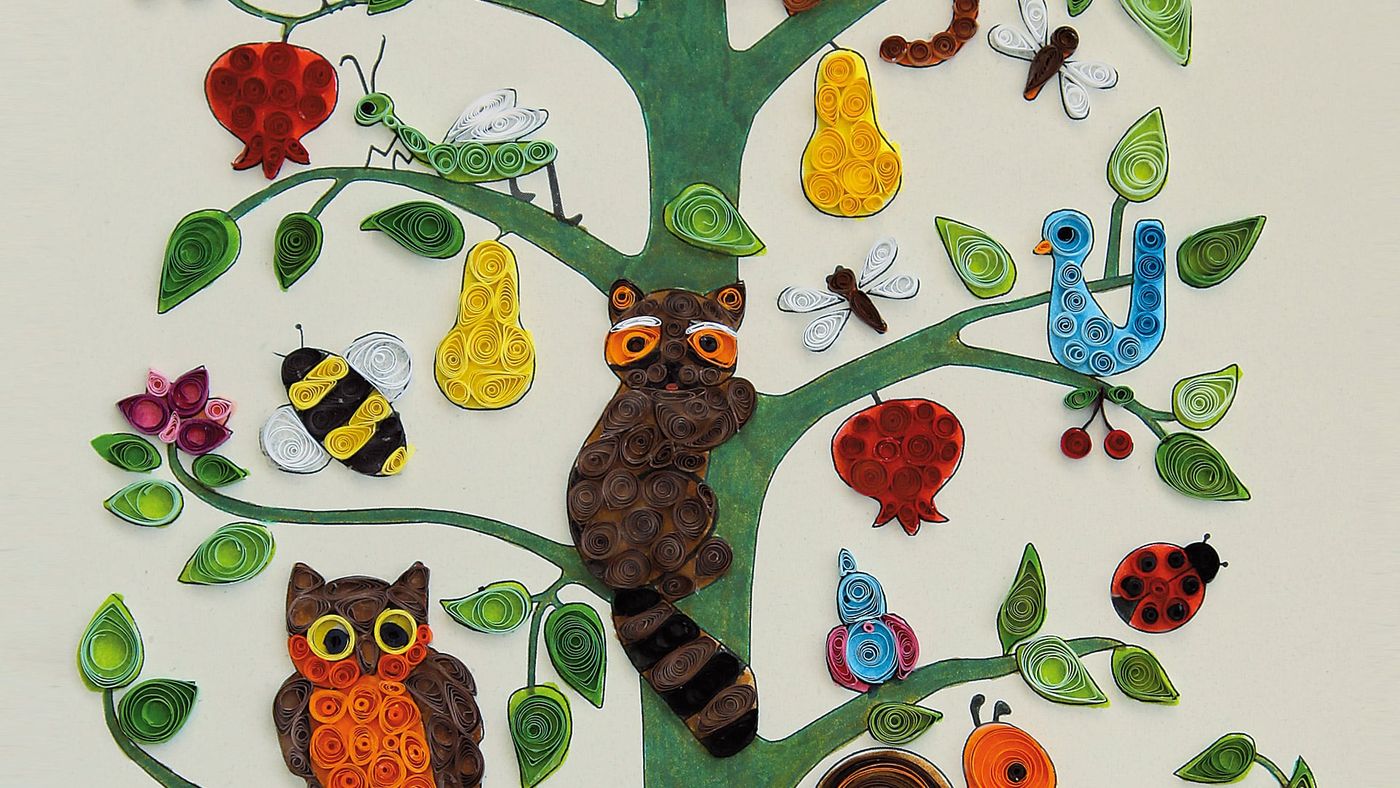 Ağacın orta dalları: quilling arı, rakun, armut, nar, uğur böceği ve mavi kuş figürleri