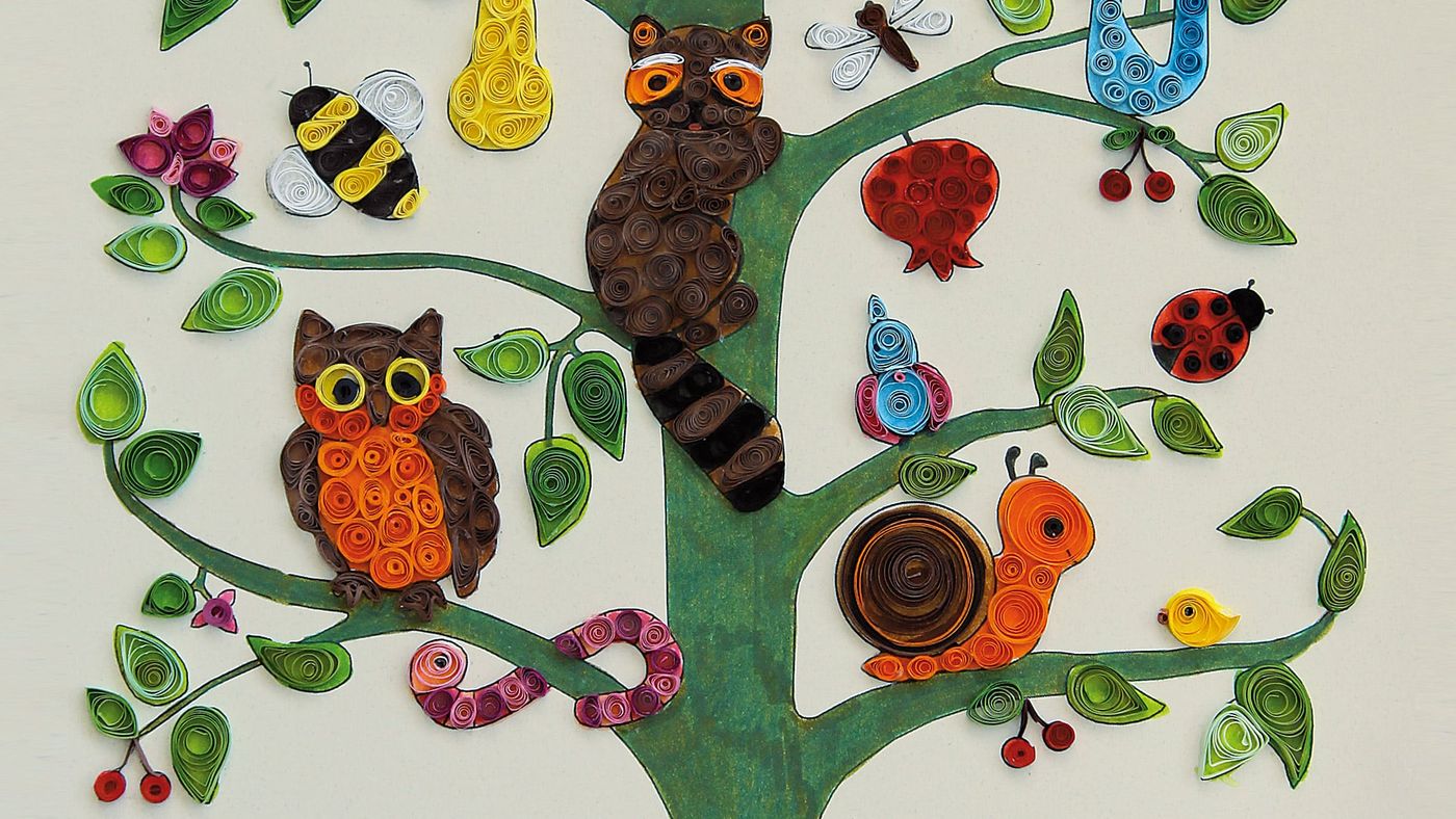 Quilling baykuş, çizgili rakun, salyangoz ve arı dallar arasında, yeşil damla yapraklarla