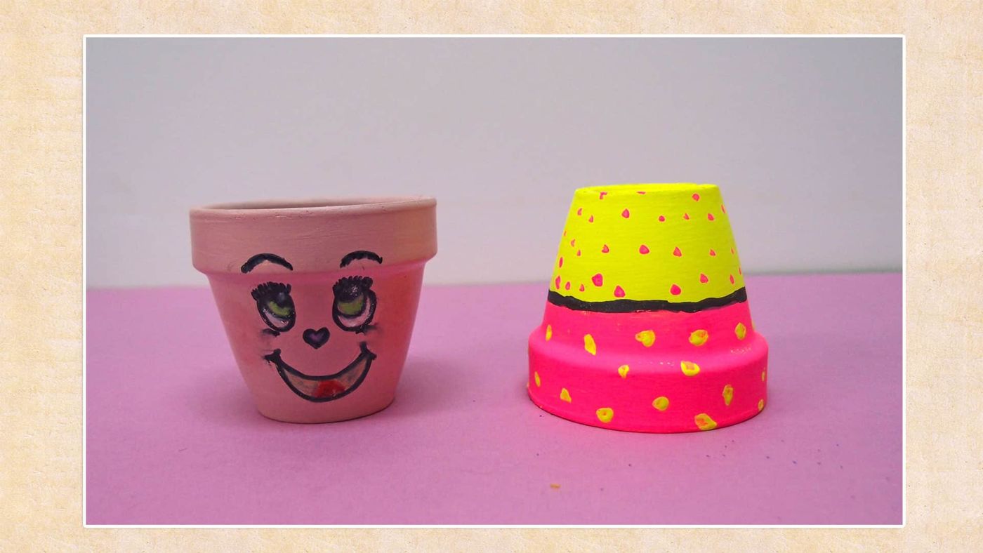 Yüzü çizilmiş pembe saksı ile ters çevrilip pembe, sarı ve puantiyeli boyanmış gövde saksısı