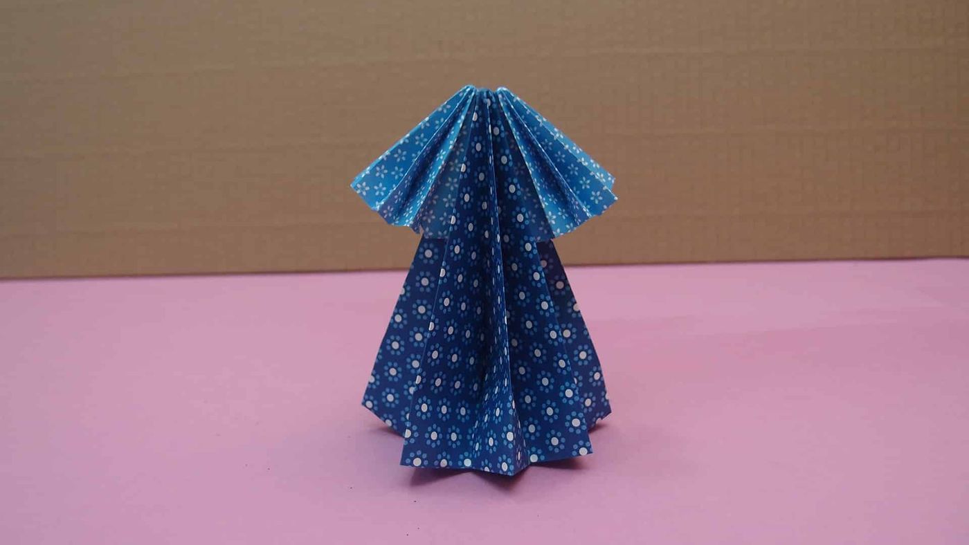 Lacivert puantiyeli kağıttan katlanmış tek origami elbise, omuzlarda yelpaze kollar