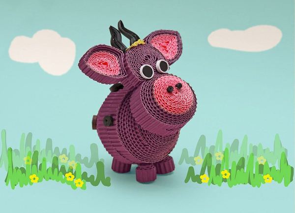 Kağıt dolama tekniğiyle yapılmış mor, üç boyutlu tombul inek, pembe kulaklı ve boynuzlu