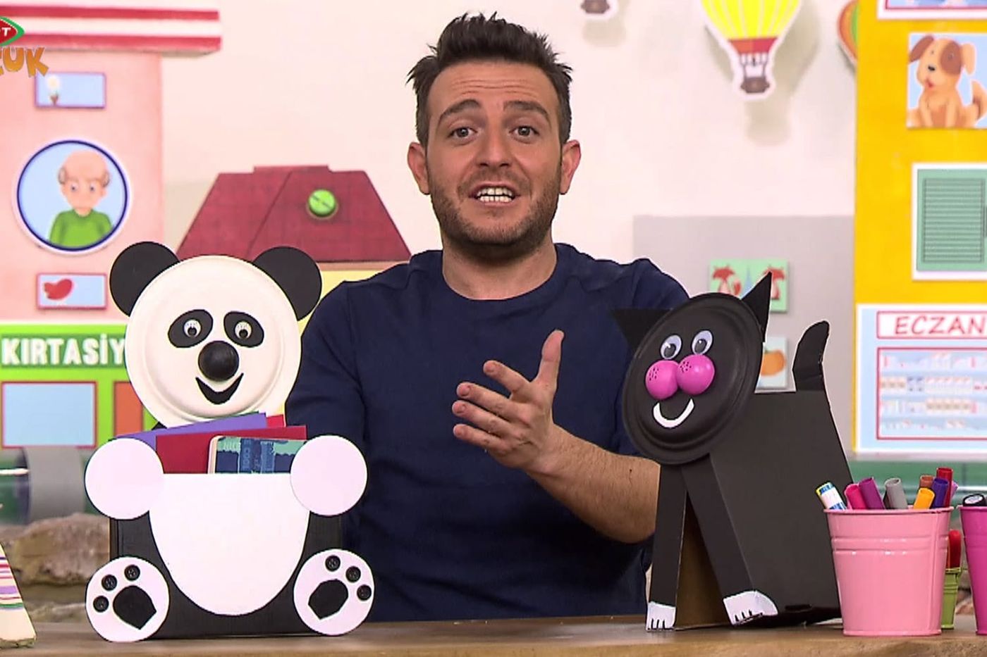 Sunucu masada kağıt tabak yüzlü panda ve siyah kedi dosyalıklarını birlikte tanıtıyor