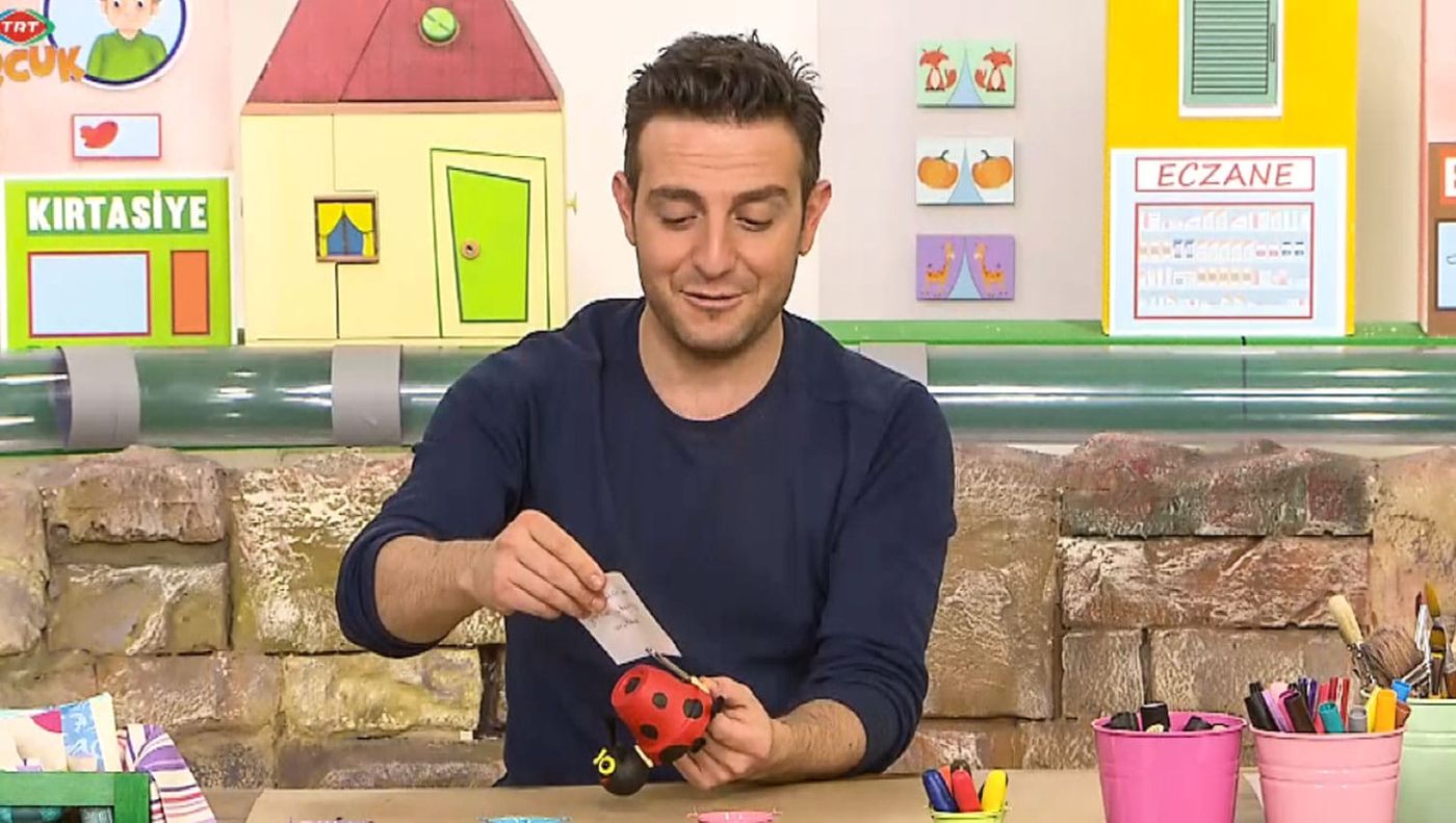 Programdan kare: sunucu saksı uğur böceğinin kıskacına kağıt not yerleştiriyor