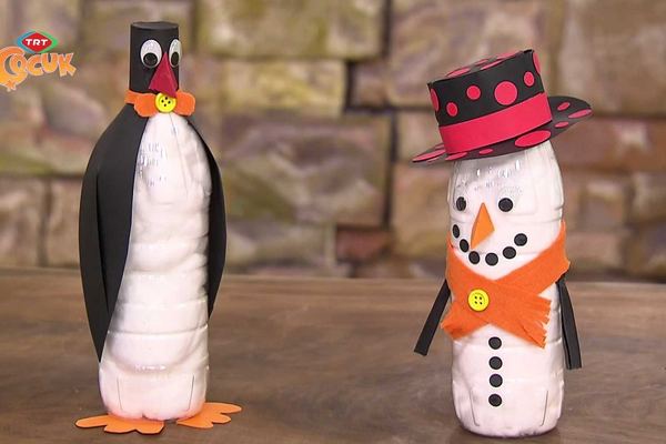 Şişe penguen: pamuk dolu pet şişeden siyah kanatlı penguen ve kırmızı silindir şapkalı kardan adam