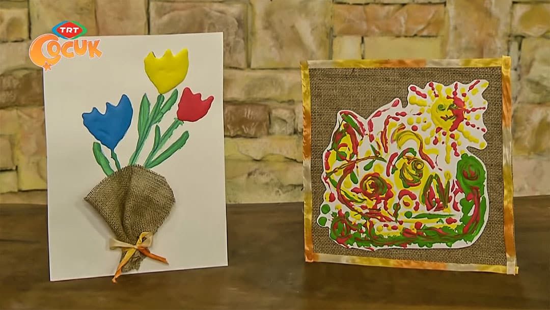 Kabarık boya lale buketi kartı ile çuval bezi üzerindeki renkli pofuduk boya resmi yan yana